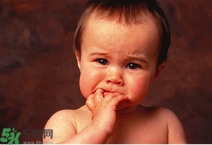 寶寶為什么喜歡咬指甲？寶寶咬指甲是怎么回事？