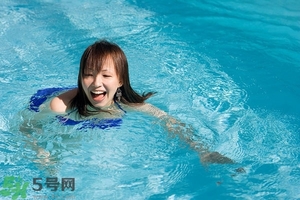 戴著美瞳可以游泳嗎？游泳能帶美瞳嗎？