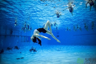 不會(huì)游泳可以去水上樂(lè)園嗎？不會(huì)游泳能去游泳館玩？