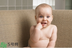 寶寶為什么喜歡咬指甲？寶寶咬指甲是怎么回事？