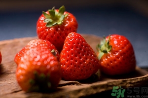 草莓有點(diǎn)爛還能吃嗎？草莓爛了一點(diǎn)還能吃嗎？