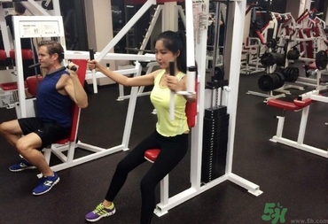 女生健身喝什么牛奶好？女生健身吃什么好？