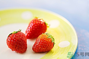 草莓有點(diǎn)爛還能吃嗎？草莓爛了一點(diǎn)還能吃嗎？