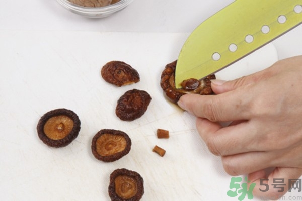 板栗燉鴨好還是燉雞好？栗子燒雞的家常做法