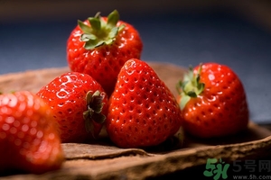 草莓有點(diǎn)爛還能吃嗎？草莓爛了一點(diǎn)還能吃嗎？