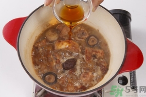 板栗燉鴨好還是燉雞好？栗子燒雞的家常做法