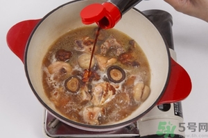 板栗燉鴨好還是燉雞好？栗子燒雞的家常做法