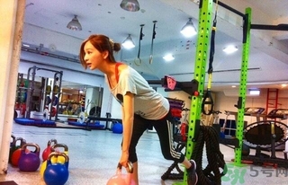 女生健身喝什么牛奶好？女生健身吃什么好？