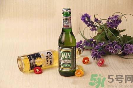 男子喝冰啤后洗澡出血 喝冰啤后可以洗澡嗎？