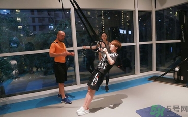 女生去健身房怎么穿衣服？女生去健身房穿什么鞋？