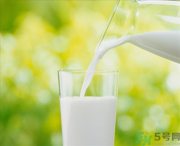 健身喝什么牛奶？健身喝全脂牛奶還是脫脂牛奶？