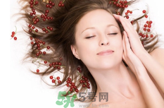 心腦血管病人吃什么食物好？如何預防心腦血管疾?。?></p><h3>心腦血管病人吃什么好</h3><h5>1. 常喝蘋果汁會降低心臟病的患病率。這是因為蘋果汁中的抗氧化劑有利于心臟的健康運轉。</h5><h5>2. 少食 就是限制進食的數(shù)量和種類，少食用高脂肪和高膽固醇食物，如油類、肥肉類食品，動物內臟，少鹽 吃鹽過多，會導致鈉水潴留，增加血容量，加重心臟負擔。</h5><h5>3. 多補充膳食纖維素，纖維素主要存在于蔬菜中，以竹筍、梅干菜、芹菜、韭菜為代表，糧食作物中以黃豆、燕麥含量較多，如每天攝入26克纖維素，就可降低女性患心臟病的危險，同時心肌梗塞的危險也相對降低。多補充維生素，葉蔬菜中富含維生素C；肉類、谷物、花生、酵母中富含維生素PP；油脂、豆類、蔬菜中富含維生素E。多補充微量元素，硒能保護心臟，防止病毒感染，是心臟的守護神。</h5><h5>4. 在對心臟有益的食物中，核桃排在首位。</h5><h5>對心臟有益的食物有:全麥、燕麥、糙米、扁豆、洋蔥、蒜頭、菇、茄子 。水果類：蘋果富含纖維物質，可補充人體足夠的纖維質，降低心臟病發(fā)病率，還可以減肥。 香蕉，鉀元素的含量很高，這對人的心臟和肌肉功能很有好處。櫻桃，能幫助人保護心臟健康 。黑莓，同等重量黑莓中纖維物質的含量是其他水果的3倍多，對心臟健康有幫助。鵝肉和鴨肉的化學結構很接近橄欖油，對心臟有好處，尤其是老人不妨適當多吃點。雞肉是公認的“蛋白質的最佳來源”，老人、孩子更要及時補充。吃過肉記得喝鮮湯，最優(yōu)質的湯非雞湯莫屬，特別是母雞湯，還有防治感冒、支氣管炎的作用，尤其是冬春季，也就是現(xiàn)在喝效果更好。</h5><h5>5. 心臟病患者,不宜吃含水量較多的西瓜等,以免增加心臟負擔。宜吃柿子、芒果、木瓜、桃子、香蕉、哈密瓜、草莓、奇異果、檸檬、石榴、桔子。這些水果都含有豐富的鉀，而鉀能防止體內鈉的積蓄，從而可以預防高血壓等疾病。</h5><h3>心腦血管疾病如何預防<br/></h3><p style=