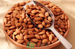 心腦血管病人吃什么食物好？如何預防心腦血管疾?。?></p><h5>1、防止栓塞。血管尤其是冠狀動脈冬季寒冷時容易收縮、痙攣，發(fā)生供血不足，并可能導致栓塞，要十分注意保暖。</h5><h5>2、患者不宜晨練。因為睡眠時,人體人體各神經系統(tǒng)處于抑制狀態(tài),活力不足,晨起時突然大幅度鍛煉,神經興奮性突然增高,極易誘發(fā)心腦血管疾病,冬季應該注意這個問題。</h5><h5>3、進補要適度。我國民間素有冬季進補的習慣，冬季人們運動本來就少，加之大量進補熱性食物和滋補藥酒，很容易造成血脂增高，誘發(fā)心腦血管疾病，因此冬季進補一定要根據(jù)個人的體質進行。</h5><h5>4、心態(tài)平衡。情緒激動是心腦血管病的大忌，冠心病、高血脂患者尤其要放寬胸懷，不要讓情緒起伏太大。</h5><h5>5、適當運動。心腦血管患者不是不能運動，而是要適當運動，運動量減少也會造成血流緩慢，血脂升高。要合理安排運動時間和控制好運動量。冬季要等太陽升起來之后再去鍛煉，此時，溫度回升，可避免機體突然受到寒冷刺激而發(fā)病。</h5><h3>預防心腦血管的藥物<br/></h3><p style=