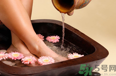 下雨天關(guān)節(jié)痛是怎么回事？下雨天關(guān)節(jié)疼痛是風(fēng)濕性關(guān)節(jié)炎嗎？