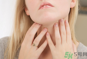 秋季嗓子干癢咳嗽是怎回事？秋季嗓子干癢咳嗽怎么辦？