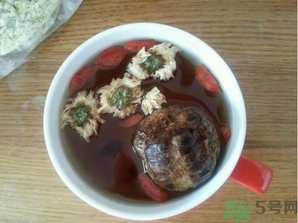 羅漢果可以和菊花一起泡水喝嗎？羅漢果菊花茶的做法及營養(yǎng)價(jià)值