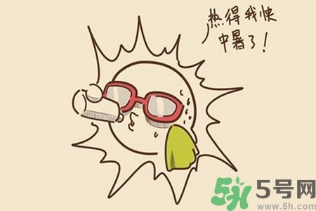 秋老虎如何謹(jǐn)防皮膚病？秋老虎如何預(yù)防皮膚?。?></p><h4>“涼席皮炎”</h4><p>患者睡于涼席，軀干、四肢等接觸涼席的部位出現(xiàn)分布不均的紅斑、丘疹，奇癢難忍，有的搔抓后還出現(xiàn)紅腫等感染癥狀，醫(yī)生們稱這種病為“涼席皮炎”。</p><p>“涼席皮炎”的發(fā)病原因大致有兩鐘，一是因涼席材料而導(dǎo)致的涼席過敏癥，一般來說，用繩、葦、草編成的涼席容易使人過敏，而使用竹、藤編制的涼席過敏者少；第二就是受螨蟲的叮咬而導(dǎo)致皮膚炎癥，出現(xiàn)這樣的病癥，從皮疹上常?？梢砸捯娽橆^大小的咬痕或淤點(diǎn)。</p><p>防治措施</p><p>首先須選擇好涼席。草席既容易生螨蟲，也常常是過敏源；凡是有過皮膚過敏史的人，要慎重選擇。第二，要保持涼席的清潔衛(wèi)生，要經(jīng)常對(duì)涼席進(jìn)行高溫消毒(開水燙洗)，放到陽光下暴曬，這樣才能將肉眼不易看見的螨蟲及其蟲卵殺死。一旦發(fā)生“涼席皮炎”，不可隨意搔抓，可先根據(jù)皮膚特征，分清是過敏還是“螨害”。如是過敏，要脫離過敏源(如更換涼席或不用涼席)，如果是“螨害”，則在殺死螨蟲的同時(shí)，在醫(yī)生的指導(dǎo)下用一些局部外用藥進(jìn)行治療。</p><p style=