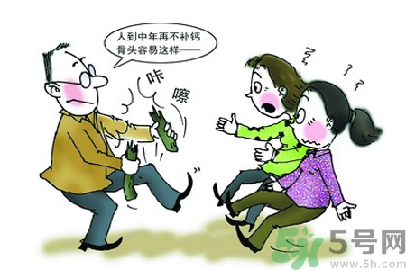 預(yù)防骨病的方法？秋季教你如何預(yù)防骨?。?></p><h4>常曬床墊可防頸椎腰椎病</h4><p>每天睡在潮濕的床墊上，等于“久臥濕地”，寒濕侵入體內(nèi)，就會(huì)加重病情，要注意經(jīng)常曬曬床墊。</p><h4>鮮核桃能補(bǔ)肝腎防骨病</h4><p>大量的臨床實(shí)踐證明，通過(guò)補(bǔ)肝腎的確能夠使人體的骨密度得以提高，增強(qiáng)椎間盤纖維環(huán)的彈性。核桃有“長(zhǎng)壽果”之稱，含有豐富的蛋白質(zhì)、脂肪、礦物質(zhì)和維生素。核桃仁能補(bǔ)腎助陽(yáng)、補(bǔ)肺斂肺、潤(rùn)腸通便。鮮核桃含有的維生素e更加豐富，可以補(bǔ)肝腎，有骨科疾病的人可以適當(dāng)多吃。</p><p style=