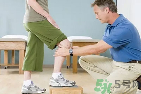 預(yù)防骨病的方法？秋季教你如何預(yù)防骨?。?></p><h4>少穿短褲短裙</h4><p>好多女孩子愛(ài)美，喜歡穿絲襪、短裙，但是到秋季的時(shí)候，還是建議大家不要長(zhǎng)時(shí)間地穿著。因?yàn)樵陉P(guān)節(jié)受涼的情況下，極易誘發(fā)各類關(guān)節(jié)疾病。受涼后，可以多用熱水泡泡腳，暖暖膝蓋。</p><h4>逐漸減少空調(diào)的使用</h4><p>人體的疾病通常是由內(nèi)外兩類因素導(dǎo)致的，骨科疾病也是如此。其外因就是氣候的變化，秋季天氣轉(zhuǎn)涼，受涼是導(dǎo)致舊傷復(fù)發(fā)的外因。因此，秋后保暖是預(yù)防骨科疾病的關(guān)鍵。如果此時(shí)仍然將空調(diào)的溫度調(diào)得很低或直接對(duì)著電扇吹風(fēng)，就很容易受涼，所以，應(yīng)根據(jù)氣溫變化，逐漸減少空調(diào)的使用時(shí)間和頻率。</p><p>骨病，一直是圍繞著人們健康的一個(gè)主要話題，難治愈，疼痛時(shí)難以忍受，甚至可以預(yù)知天氣，預(yù)防骨病刻不容緩。骨病從專業(yè)角度上來(lái)說(shuō)是“骨病學(xué)”，它是骨科疾病三大病學(xué)之一，另外兩種分別為“正骨學(xué)”和“筋傷學(xué)”。骨病也是骨科疾病中最常見(jiàn)的疾病，它主要分為：先天性骨病、代謝性骨病、骨壞死、職業(yè)性骨病、地方性骨病、關(guān)節(jié)退行性骨病、骨腫瘤、骨癰疽、骨結(jié)核、骨關(guān)節(jié)痹證、痿證、筋攣等幾大塊內(nèi)容。</p><p style=