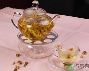 胖大?？梢院途栈ㄒ黄鹋菟葐幔颗执蠛：途栈ㄒ黄鹋菟鹊墓π?></p><h3>胖大?？梢院途栈ㄒ黄鹋菟葐?/h3><p>胖大海可以與菊花一起泡水喝的。不過需要注意的是胖大海是藥，不是日常保健飲品，只適于風(fēng)熱邪毒侵犯咽喉所致的嘶啞。因聲帶小結(jié)、聲帶閉合不全或煙酒過度引起的嘶啞，用胖大海無效。而且，飲用胖大海會(huì)產(chǎn)生大便稀薄、胸悶等副作用，特別是老年人及脾虛者更應(yīng)慎用。另外，菊花具有平肝明目、清熱解毒之特效。對(duì)高血壓、動(dòng)脈硬化患者有顯著療效。脾胃虛寒者、孕婦不宜飲用。</p><h3>胖大海和菊花一起泡水喝的功效</h3><p style=