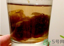 胖大?？梢院途栈ㄒ黄鹋菟葐?？胖大海和菊花一起泡水喝的功效