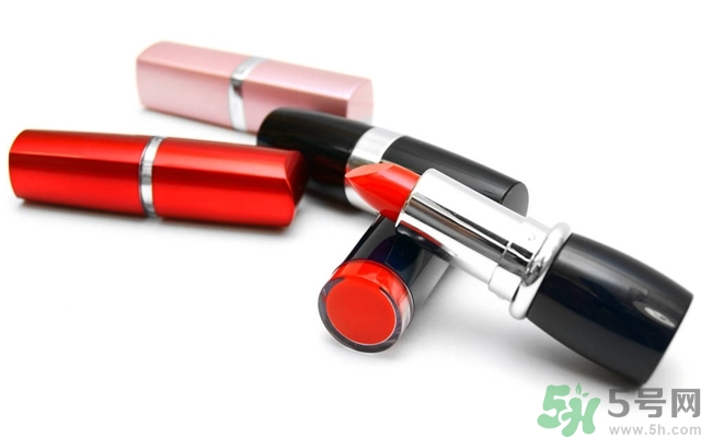 皮膚黑涂什么顏色口紅好看？皮膚白涂什么顏色的口紅？