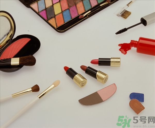 口紅掉色正常嗎？口紅掉色好還是不掉色好？