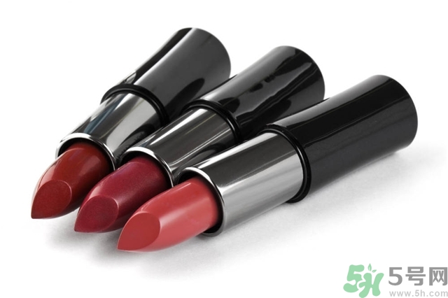 皮膚黑涂什么顏色口紅好看？皮膚白涂什么顏色的口紅？