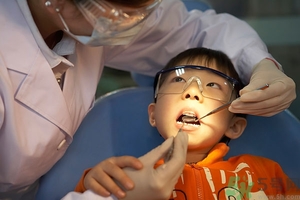 洗牙能讓牙齒變白嗎？洗牙對(duì)牙齒有傷害嗎？