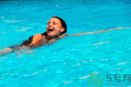 游泳能改善膝關(guān)節(jié)踝關(guān)節(jié)損傷嗎？游泳對(duì)膝關(guān)節(jié)炎有益嗎？