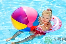 兒童幾歲可以學(xué)游泳？兒童學(xué)游泳最佳年齡是多少？