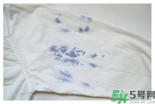 衣服長黑點怎么洗掉？衣服上長霉點怎么去除？