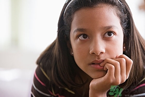 咬指甲什么原因？咬指甲是什么??？