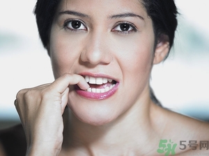 咬指甲什么原因？咬指甲是什么?。?><br/></p><h3>咬指甲是什么病</h3><p>咬指甲屬于心理類疾病，這主要是由于營養(yǎng)元素缺乏引起的神經(jīng)反應(yīng)異常導(dǎo)致的，由于長期不良行為習(xí)慣導(dǎo)致的，生活環(huán)境影響導(dǎo)致的，這些都導(dǎo)致出現(xiàn)咬指甲癥狀的主要原因，可以通過一些方法進(jìn)行修正，下面就來詳細(xì)了解引起咬指甲的原因，以及正確的解決方法吧。</p><h4>1、營養(yǎng)缺乏</h4><p>人體缺乏鐵、鋅等礦物質(zhì)元素的時(shí)候，會(huì)引起人體代謝功能異常，味覺異常，食欲異常，進(jìn)而會(huì)出現(xiàn)異食癖的癥狀，咬指甲就是非常常見的一種現(xiàn)象，這是屬于營養(yǎng)不良類疾病，需要及時(shí)補(bǔ)充缺乏的營養(yǎng)。對(duì)于這種情況引起的咬指甲現(xiàn)象，首先要做的就是找出引起營養(yǎng)缺乏的原因，然后再合理補(bǔ)充缺乏的營養(yǎng)元素，可以有效消除咬指甲癥狀。</p><p style=