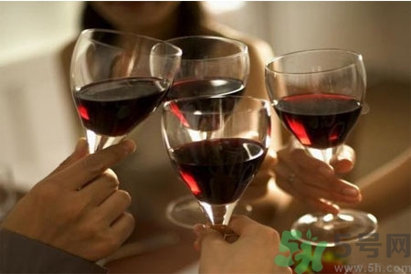 過(guò)敏性鼻炎能喝酒嗎？過(guò)敏性鼻炎能不能喝酒？