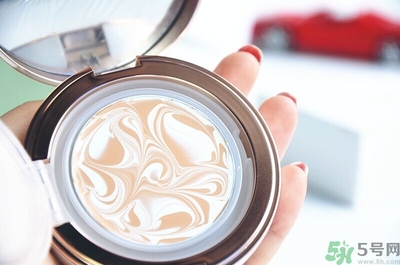 age20s粉底霜粉色和白色有什么區(qū)別？