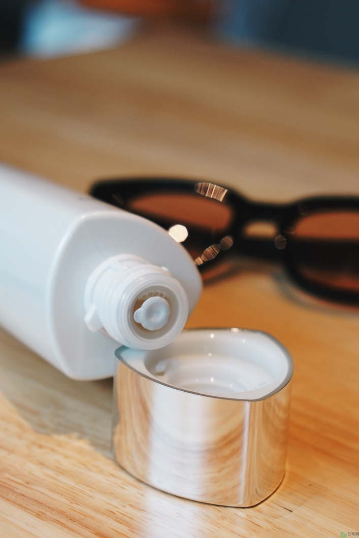 雅詩(shī)蘭黛晶透沁白淡斑精粹水怎么樣？雅詩(shī)蘭黛淡斑水好用嗎？