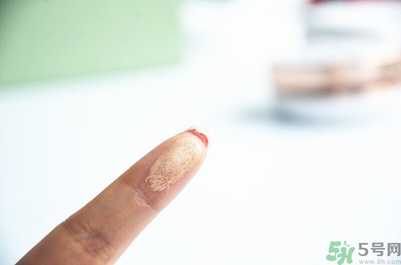 age20s粉底霜粉色和白色有什么區(qū)別？