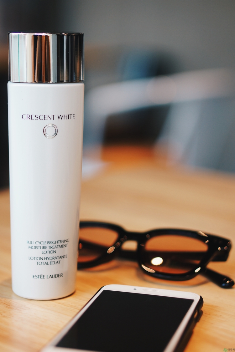 雅詩(shī)蘭黛晶透沁白淡斑精粹水怎么樣？雅詩(shī)蘭黛淡斑水好用嗎？