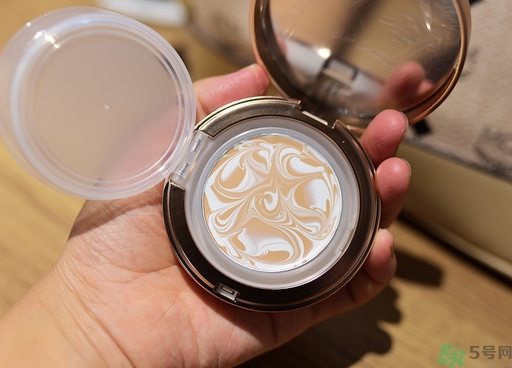 age20s粉底霜粉色和白色有什么區(qū)別？