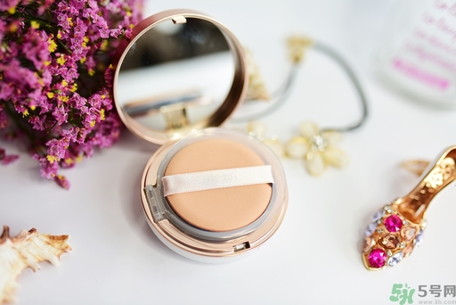 age20s粉底霜粉色和白色有什么區(qū)別？