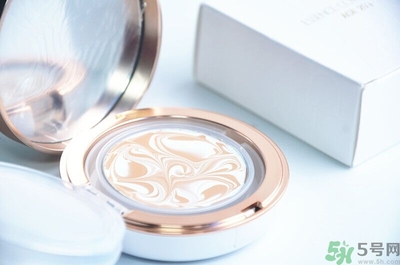 age20s粉底霜粉色和白色有什么區(qū)別？