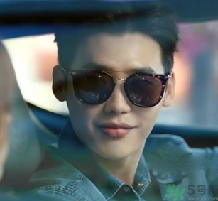 李鐘碩墨鏡什么牌子？姜哲墨鏡什么牌子？