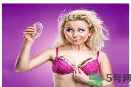 胸部一大一小正常嗎？怎樣糾正胸部一大一?。?></p><h3>怎樣糾正胸部一大一小</h3><h4>注意睡眠姿勢</h4><p>不要經常一側臥，以免使一側乳房經常受自身重量所壓而造成發(fā)育不對稱。如果乳房已經發(fā)生不對稱，睡眠宜多側向較小的一邊。但也要注意不要每晚“睡死”一邊。不然會引起自身肌肉緊張?zhí)厶邸?/p><h4>乳房按摩</h4><p>用左手將右側乳房托起，右手食指、中指、無名指并攏，從乳房基部用三指向乳頭做旋轉輕揉，先從近胸骨處的乳房基部向外側移動按摩，往返20次，然后按摩左側乳房;五指呈雞爪形，扣住乳頭下方，輕輕往乳房基部旋轉揉摩，每側乳房各10次;拉引乳頭，用拇指、食指和中指捏住乳頭，向外做牽拉按摩，每側20次。注意用力要均勻，捏乳頭不要用力太大。也可能買1個吸杯(或豐乳器)，每天兩次吸吮乳房，每次10分鐘，使胸肌發(fā)達，從而增大小乳房。</p><h4>運動</h4><p>對小乳房做特定的護胸運動?？捎靡桓K子拴在天花板上或柱子上，然后用小乳房一側一手拉扯繩子，使乳房隨之“拉大”。每天做15分鐘，也可找一本有重量的書用小乳房一側的手拿著書向前向外及左右伸展，以擴展胸部肌肉。每天做1次。在擴大小乳房的一側時也應顧及另一側，以求兩側平衡發(fā)展。</p><p style=