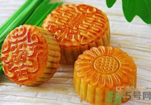 月餅裂開了是怎么回事？月餅開裂了可以吃嗎？