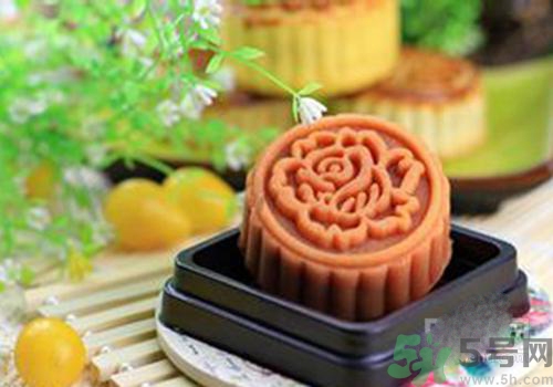 月餅裂開了是怎么回事？月餅開裂了可以吃嗎？