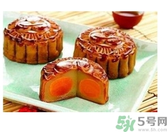 月餅裂開了是怎么回事？月餅開裂了可以吃嗎？