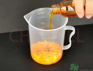 潤(rùn)唇膏怎么做？潤(rùn)唇膏自制方法