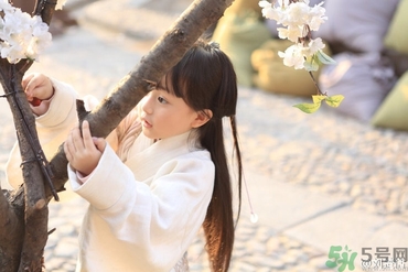 11歲女孩胸部發(fā)育正常嗎？11歲女生的標(biāo)準(zhǔn)胸圍是多少？