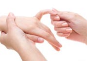 手指關節(jié)疼痛的原因是什么？手指關節(jié)痛如何治療？
